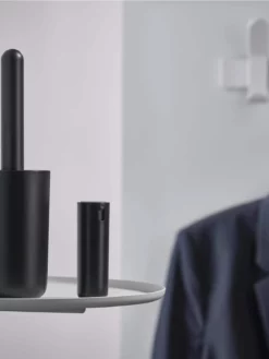 Zone Denmark Rouleau Adhésif Pour Vêtements Lint Rouleau Inclus, Noir - Housse De Planche à Repasser & Accessoires -V-Zug shop 1506232 3 1 scaled