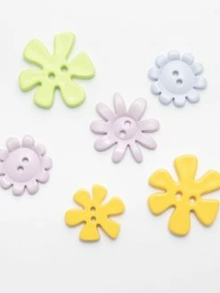 Tricot Créations Assortiment De 25 Boutons Taille Et Couleur Mixtes Pour Scrapbooking - Fleurs