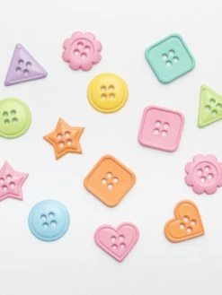 Tricot Créations Assortiment De 50 Boutons Taille Et Couleur Mixtes Pour Scrapbooking - Formes Pastel