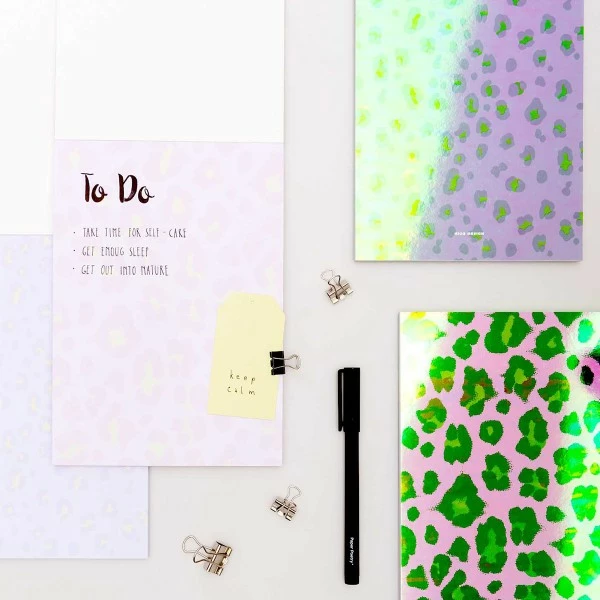 Rico Design Bloc-notes Papier - 14,8 X 21 Cm - Léopard Violet Irisé - 50 Pages 3 Rico Design Bloc-notes Papier - 14,8 X 21 Cm - Léopard Violet Irisé - 50 Pages – Image 3