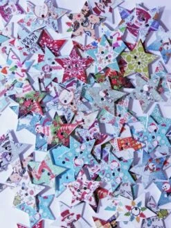 Tricot Créations Bouton De Noël En Bois - Forme Etoile Imprimé - Thème Noël - Lot De 10