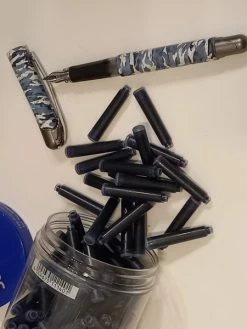 ONLINE Cartouches Bleues Roi Et Stylo Plume Collège Pour Droitiers, Motifs Camo