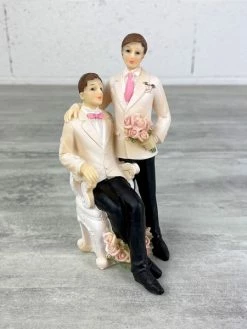 Doge Couple De Mariés Hommes En Résine Assis, Haut. 13 Cm, Figurine Masculine De Mariage Gay Homosexuel -V-Zug shop couple de maries hommes en resine assis haut 13 cm figurine masculine de mariage gay homosexuel p 3