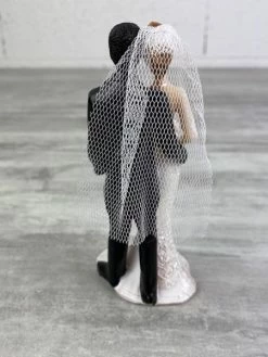 Lealoo® Couple Mariés Mixte Se Tenant La Main, Haut. 12,7 Cm, Figurine Femme Blanche Et Homme Métisse En Rés -V-Zug shop couple maries mixte se tenant la main haut 127 cm figurine femme blanche et homme metisse en res p 2