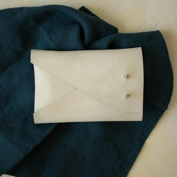 Pause Moderne Kit DIY - Réaliser Sa Pochette En Cuir 2 Pause Moderne Kit DIY - Réaliser Sa Pochette En Cuir – Image 2