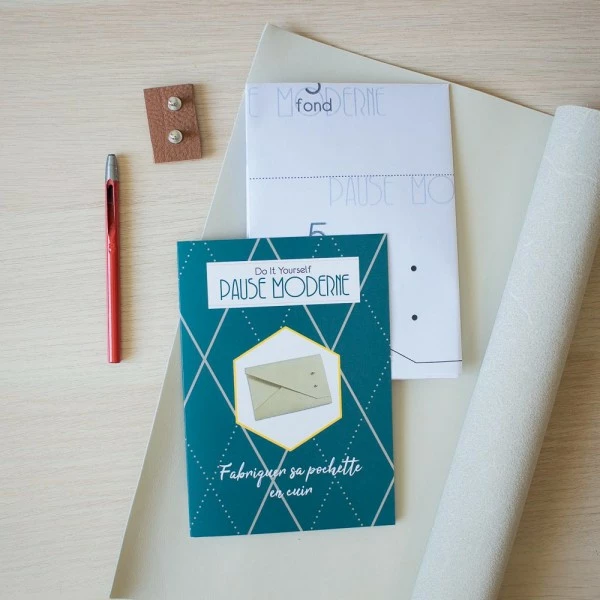 Pause Moderne Kit DIY - Réaliser Sa Pochette En Cuir 3 Pause Moderne Kit DIY - Réaliser Sa Pochette En Cuir – Image 3
