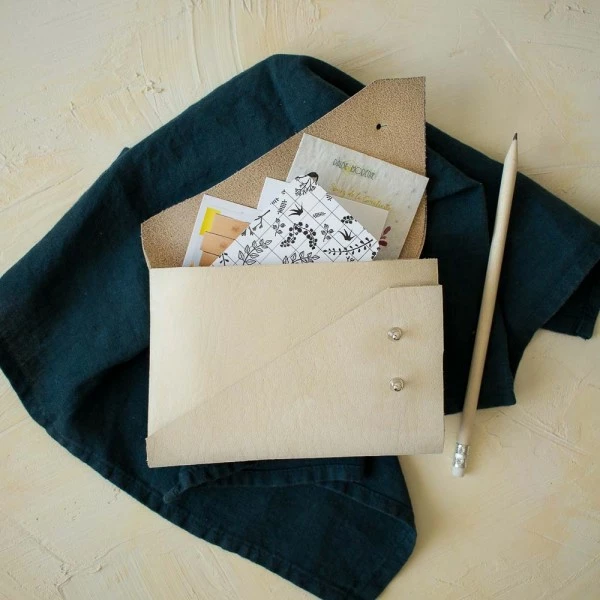 Pause Moderne Kit DIY - Réaliser Sa Pochette En Cuir 1 Pause Moderne Kit DIY - Réaliser Sa Pochette En Cuir