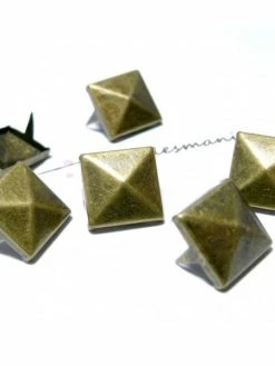 Perlesmania PAX De 50 Clous, Rivets 9mm Pyramide Carré à 2 Griffes Métal Couleur Bronze