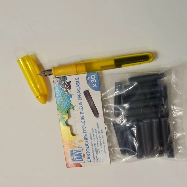 JPC Stylo Plume Scolaire JPV Jaune Et 30 Cartouches Bleues 1 JPC Stylo Plume Scolaire JPV Jaune Et 30 Cartouches Bleues