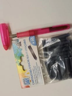 JPC Stylo Plume Scolaire JPV Rose Et 30 Cartouches Bleues