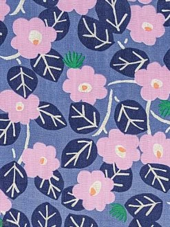 Rico Design Tissu Coton Léger à La Coupe - Fleurs Roses Sur Fond Violet - Détails Métallisés - Par 10 Cm