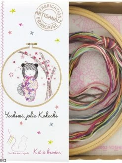 Un Chat Dans L'aiguille Kit Broderie - Yoshimi, Jolie Kokeshi