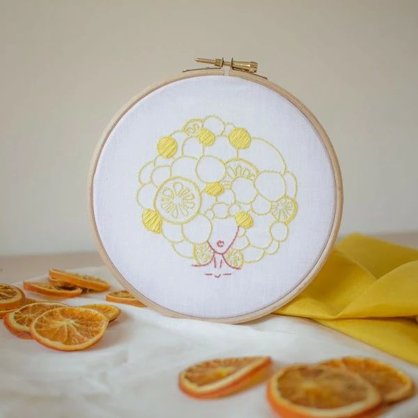 Pause Moderne Kit DIY Broderie - La Fille Aux Citrons 2 Pause Moderne Kit DIY Broderie - La Fille Aux Citrons – Image 2