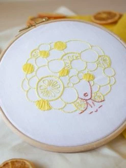 Pause Moderne Kit DIY Broderie - La Fille Aux Citrons 5 Pause Moderne Kit DIY Broderie - La Fille Aux Citrons -V-Zug shop kit diy broderie la fille aux citrons p 3