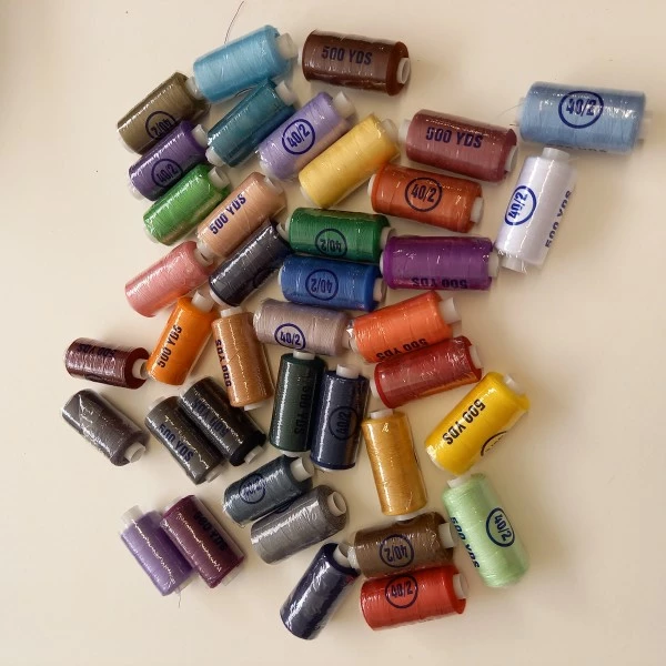 Laminedor Lot De 39 Bobines De 450m De Fil à Coudre Polyester, Toutes Différentes 1 Laminedor Lot De 39 Bobines De 450m De Fil à Coudre Polyester, Toutes Différentes