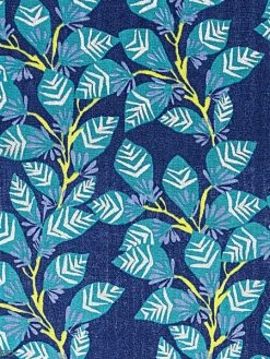 Rico Design Tissu Coton Léger à La Coupe - Feuillage Sur Fond Bleu Foncé - Détails Métallisés - Par 10 Cm