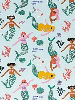 Rico Design Tissu Coton Léger à La Coupe - Sirènes Sur Fond Bleu Clair - Détails Métallisés - Par 10 Cm