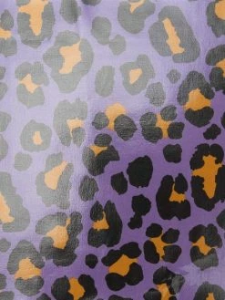 Toile Cirée En Coton Rico Design - Motif Léopard Violet - Vendu Par 10 Cm